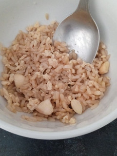 Una foto de Arroz integral con almendras y carne picada de pollo