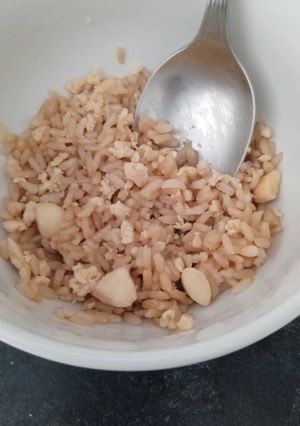 Una foto de Arroz integral con almendras y carne picada de pollo