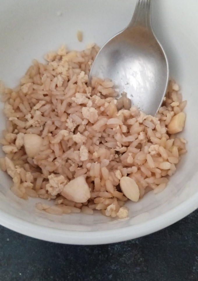 Una foto de Arroz integral con almendras y carne picada de pollo