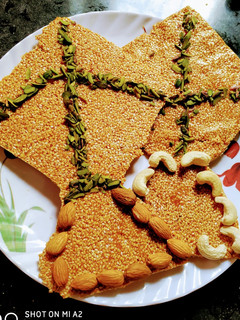 तिल पतंग चिक्की (Till Patang Chikki recipe in Hindi) रेसिपी मुख्य फोटो