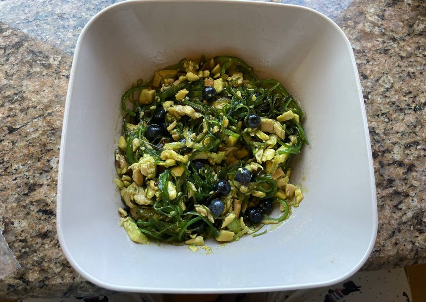 Tortillas sin gluten de pollo con wakame, aguacate, nueces y arándanos con salsa de teriyaky