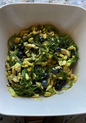 Una foto de Tortillas sin gluten de pollo con wakame, aguacate, nueces y arándanos con salsa de teriyaky
