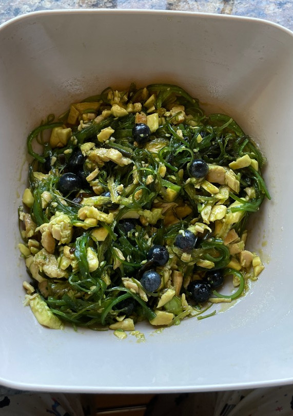Una foto de Tortillas sin gluten de pollo con wakame, aguacate, nueces y arándanos con salsa de teriyaky