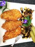 Filete de pechuga de pollo rebozadas con verdura salteada