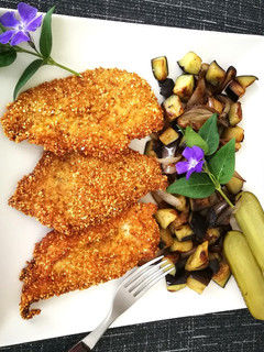 Una foto de Filete de pechuga de pollo rebozadas con verdura salteada