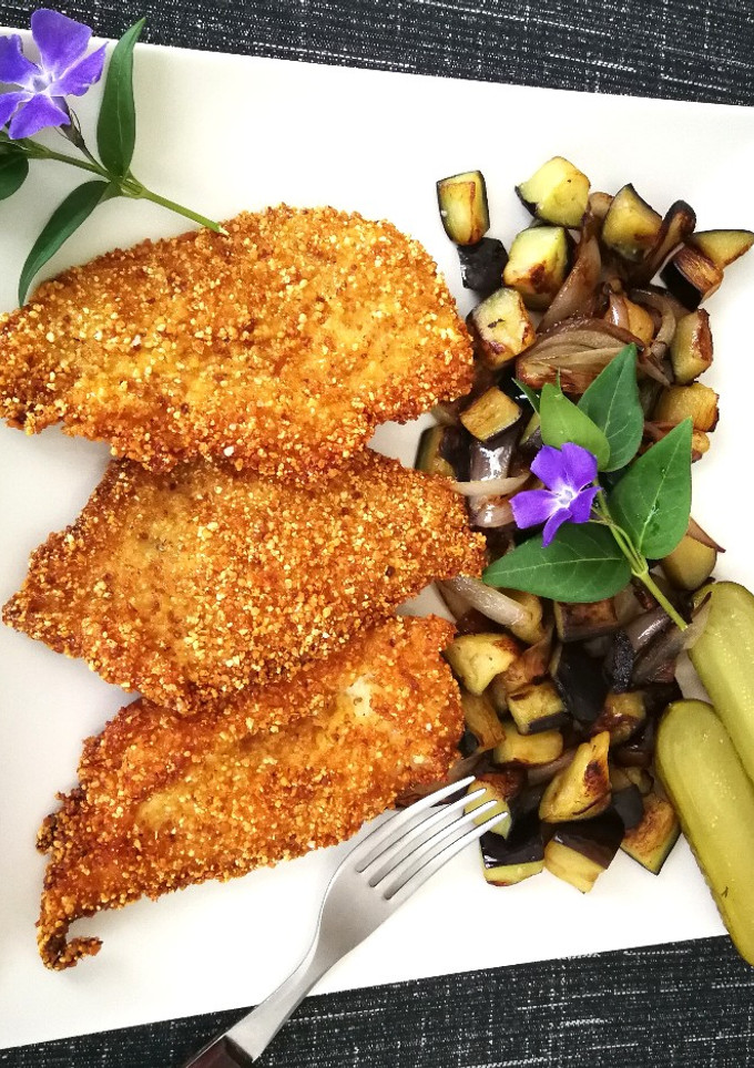 Una foto de Filete de pechuga de pollo rebozadas con verdura salteada