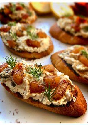 Фото Брускетты с карамелизированной грушей 🍐и шампиньонами.