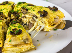 Фото Закусочный блинный торт с грибами и сыром.