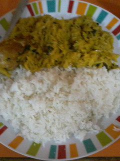 Una foto de Olluquitos con arroz blanco con pollo dorado