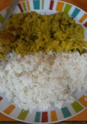 Una foto de Olluquitos con arroz blanco con pollo dorado