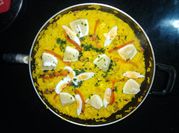 Una foto de paella de merluza