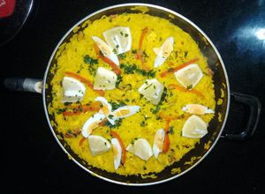 Una foto de Arroz, mariscos y pescado. Similar a Paella