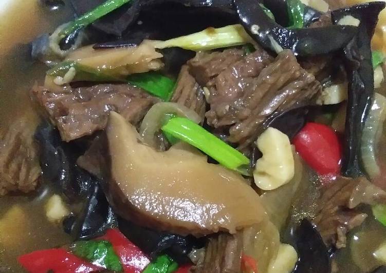Langkah Mudah untuk Menyiapkan Shitake cah daging saus tiram, Enak Banget