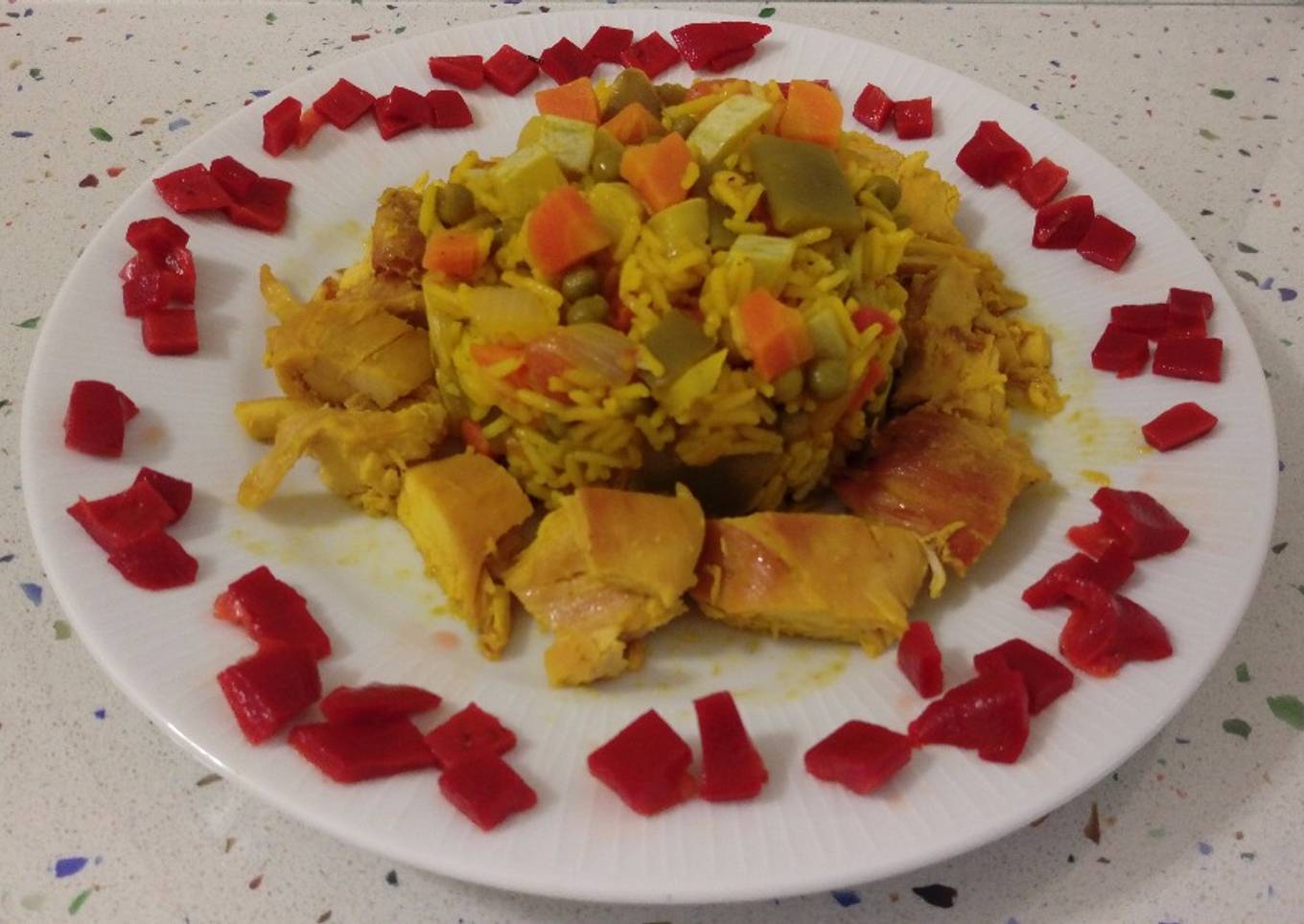 Paella de verduras con pollo y pimientos asados