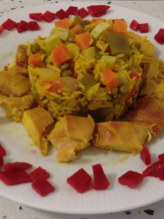 Una foto de Paella de verduras con pollo y pimientos asados