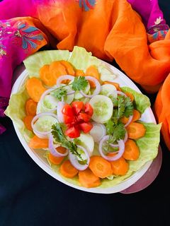 वेजिटेबल सलाद (Vegetable salad recipe in Hindi) रेसिपी मुख्य फोटो