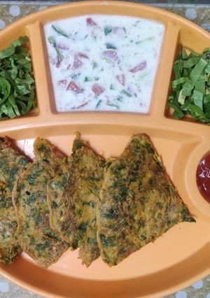 પાલક ના ચીલ્લા વિથ વેજીટેબલ રાઇતું (Palak Chila With Vegetable Raita Recipe In Gujarati) રેસીપી મુખ્ય ફોટો