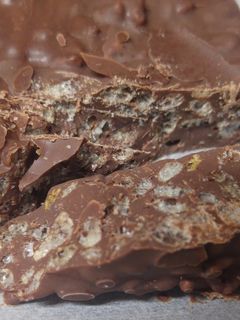 Una foto de Turrón suchard