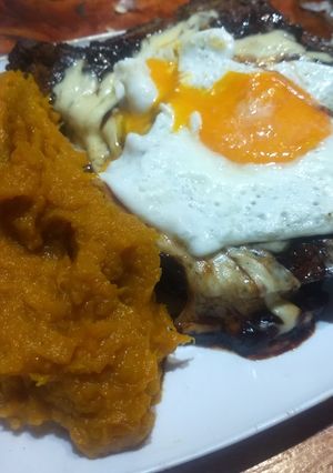 Una foto de Costeleta en barbacoa, gratinada a caballo y puré de 3 zapallos