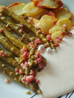Una foto de Espárragos trigueros con patatas y crema de queso