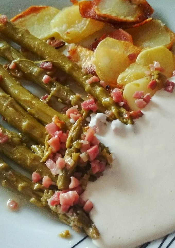 Una foto de Espárragos trigueros con patatas y crema de queso