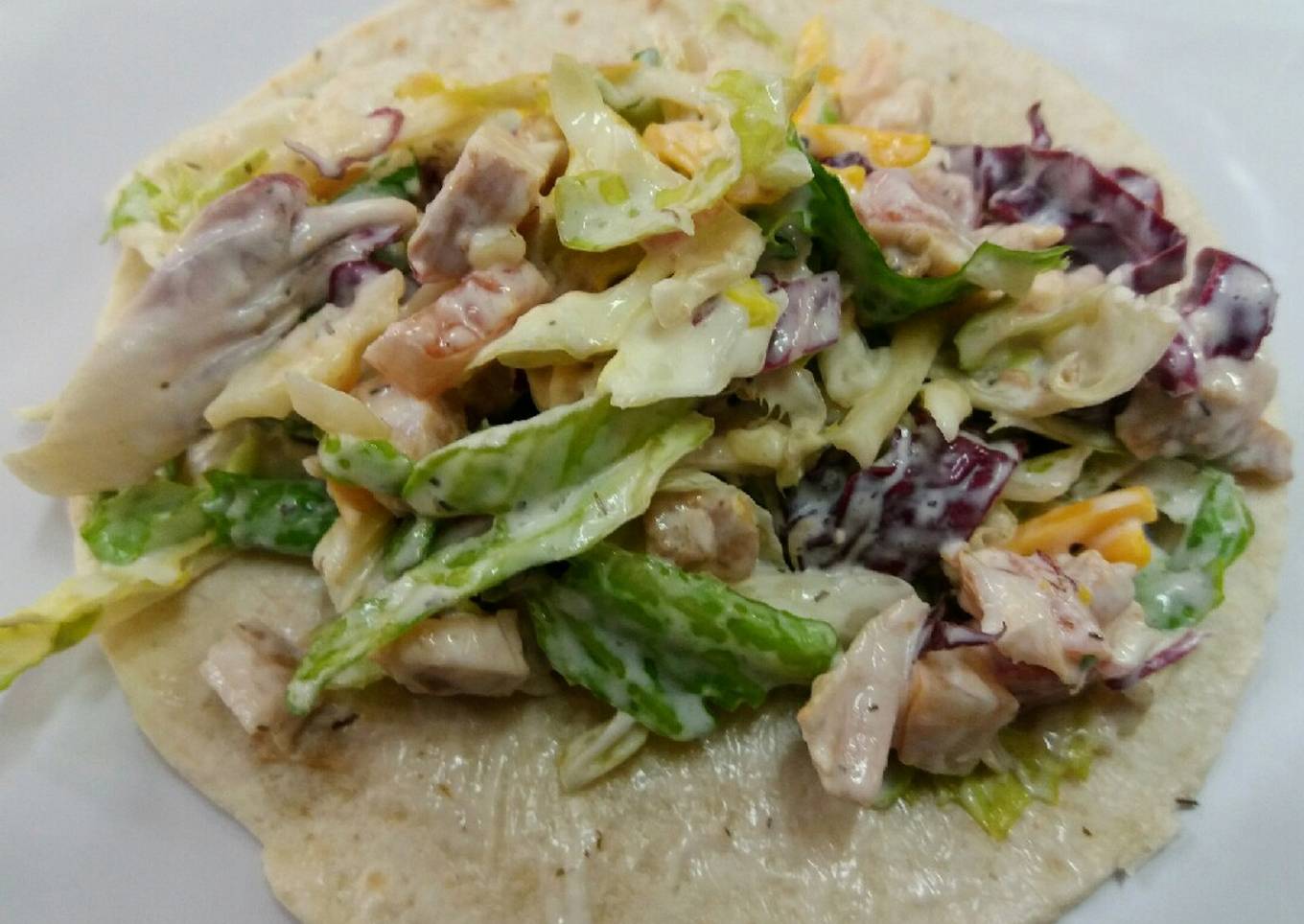 Tortitas de maíz con pollo y mezcla de lechugas