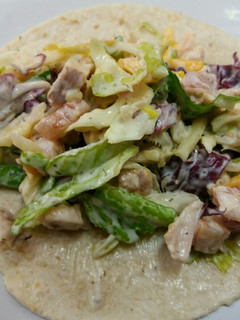 Una foto de Tortitas de maíz con pollo y mezcla de lechugas