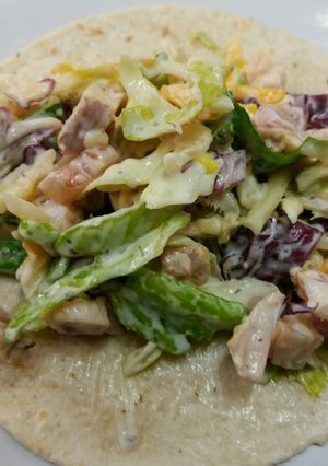 Una foto de Tortitas de maíz con pollo y mezcla de lechugas