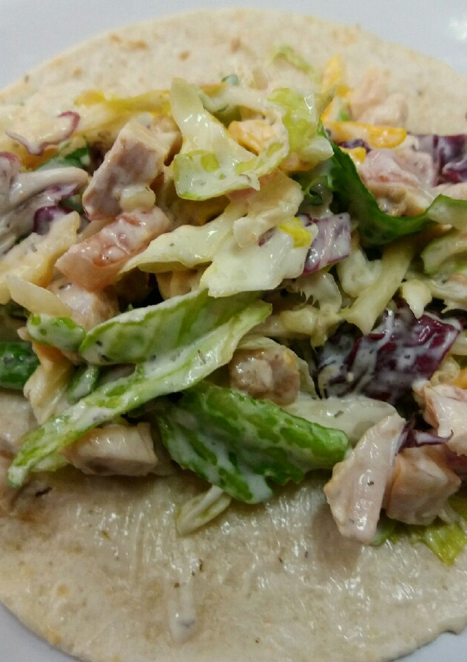 Una foto de Tortitas de maíz con pollo y mezcla de lechugas
