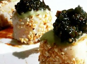 Foto de Dadinhos de atum empanados com gergelim e Caviar Fake