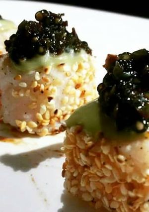Foto de Dadinhos de atum empanados com gergelim e Caviar Fake