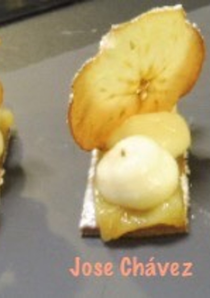 Una foto de Crujiente de Manzana con galleta y crema pastelera