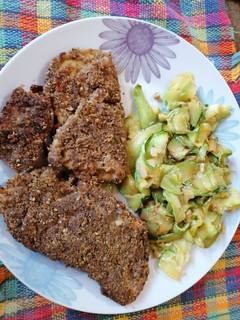 Una foto de Mila de pollo con harina de coco y Sésamo con fideo de Zucchini