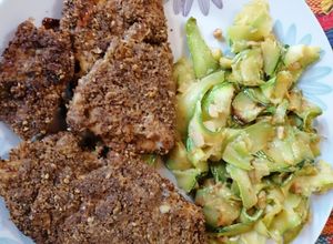 Una foto de Mila de pollo con harina de coco y Sésamo con fideo de Zucchini