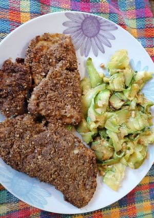 Una foto de Mila de pollo con harina de coco y Sésamo con fideo de Zucchini