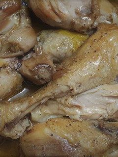 Una foto de Muslos de pollo al ajo en olla lenta