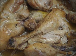 Una foto de Muslos de pollo al ajo en olla lenta