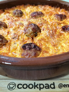 Una foto de Arroz al horno con pelotitas criollas y costra de huevo