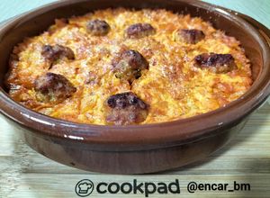 Una foto de Arroz al horno con pelotitas criollas y costra de huevo