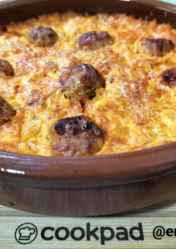 Una foto de Arroz al horno con pelotitas criollas y costra de huevo