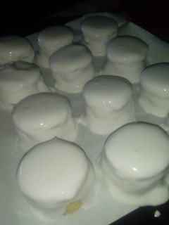 Una foto de Alfajores blancos