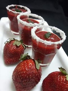 स्ट्रॉबेरी शॉट्स (Strawberry shots recipe in hindi) रेसिपी मुख्य फोटो