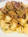 Macaroni pasta dengan beef Stroganoff