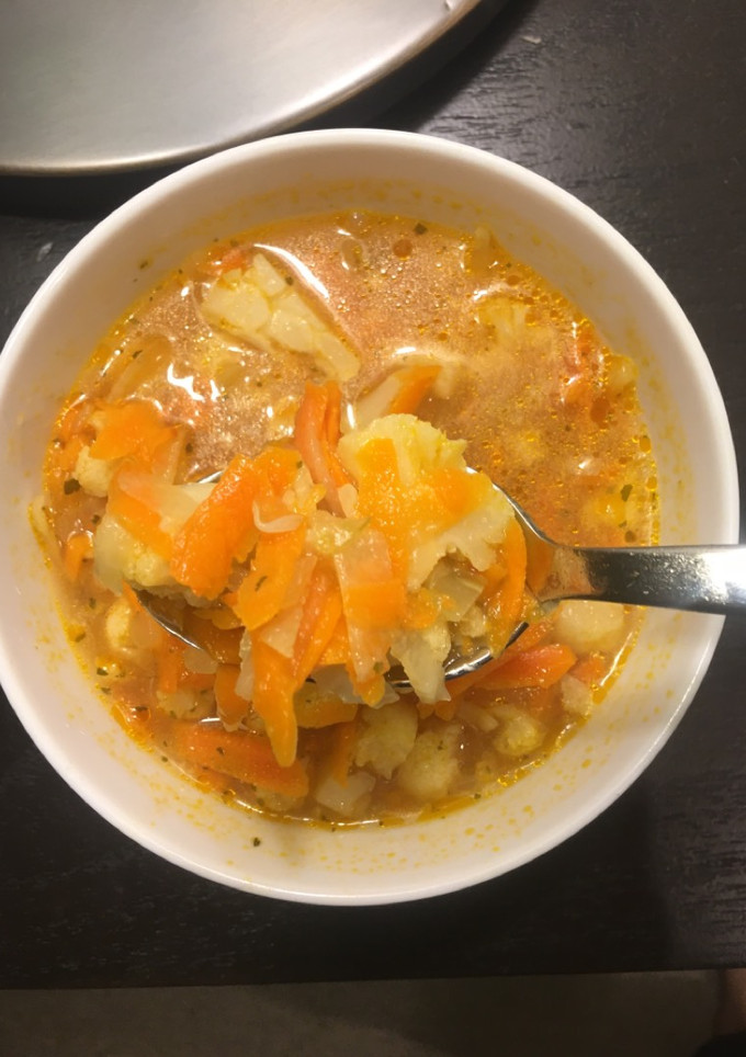 Una foto de 🤤😋SOPA DE COLIFLOR 🥕 🍲