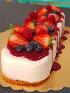 Foto di Mattonella yogurt frutti di bosco e fragole