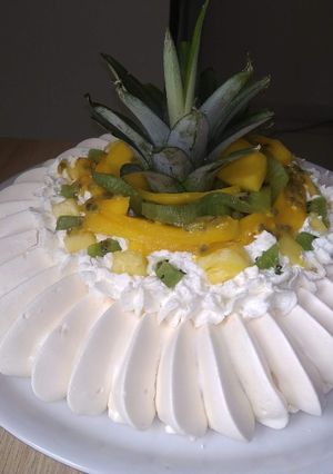 Une photo de Pavlova fruits exotiques