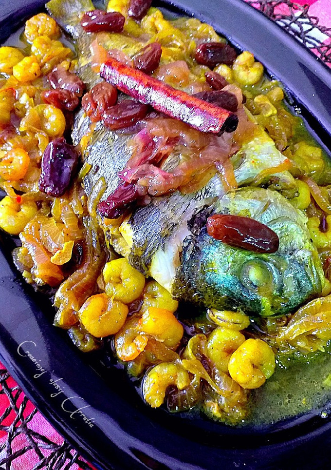 Una foto de Dorada y gambas con cebollas confitadas a la Canela y pasas