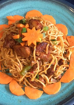 चिकन शेज़वान नूड्लस (Chicken Shezwan Noodles recipe in marathi) रेसिपी चे मुख्य फोटो 