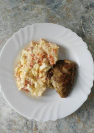 Una foto de Pollo a la olla con ensalada mixta