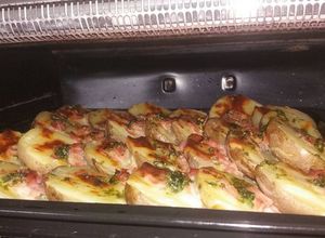 Una foto de Papas al horno con jamón y queso (mantequilla de ajo)